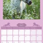 Kalenderseite für April. Ein gesprenkeltes Pony steht in einem Blumenfeld. Lila Hintergrund mit Pferde-Silhouetten.