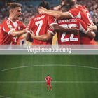 Text: "Vorjahresabbildung". Spieler in roten Trikots umarmen sich. Unten auf dem Spielfeld steht eine Person in Rot.