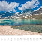 Blick auf den grünen See Cime Bianche mit dem Matterhorn im Hintergrund. Ein Kalender für März zeigt das Datum in einer Reihe.