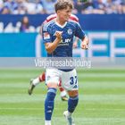 "Vorjahresabbildung" steht quer über einem Fußballspieler in blauem Trikot, während er einen Ball köpft.