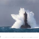 Kalender für April 2027. Ein Leuchtturm steht im Meer, von großen Wellen umspült.