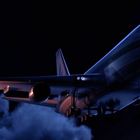 Flugzeug mit brennendem Triebwerk fliegt durch dunkle Wolken bei Nacht.