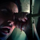 Ich kann die Person nicht erkennen. Die Szene zeigt ein angespanntes Gesicht mit weit geöffnetem Mund und blutender Hand.