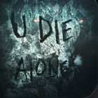 Der Text "U DIE ALONE" ist in eine beschlagene Glasscheibe geschrieben. Die Umgebung ist dunkel.