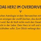 „Das Herz im Overdrive“ steht oben, darunter ein Text über das Sternzeichen Drache. Gelber Hintergrund mit schwarzem Rand.