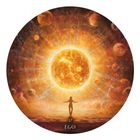 Text: "17 EGO". Eine Silhouette steht vor einer leuchtenden Sonne mit umgebenden Planeten; eine kosmische Szene.