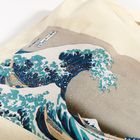 Japanische Schriftzeichen oben links. Illustration der großen Welle von Hokusai auf einer beigen Tasche.