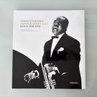 CHARGESHEIMER FOTOGRAFIERT JAZZ KÖLN 1950–1970. Schwarz-Weiß-Foto eines lachenden Mannes im Smoking mit Trompete.