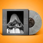 Vinyl-Cover mit grauem Rand, zentral ein Schwarz-Weiß-Foto: Hände formen ein Dreieck vor einem Kopf unter einem Tuch.