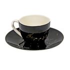 „Musik lässt die Seele leuchten“; schwarze Tasse mit Notenlinien und Noten, passenden Unterteller.