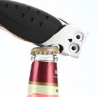 Textfragmente: "BEST". Flaschenöffner in Form einer Eule öffnet eine Flasche. Der Griff ist schwarz mit kleinen Dreiecken.
