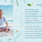 "Ich heiße: Leander Lorenz" steht neben einem lächelnden Jungen im blauen T-Shirt, umgeben von blauem, maritimem Design.