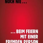 Texte: "Ich hab noch nie...", "...beim Feiern mit einer fremden Person geknutscht". Hintergrund: Roter Farbverlauf.