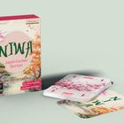 „NIWA: Japanischer Garten“. Ein Kartenspiel mit 74 Karten. Verpackung mit japanischem Gartenmotiv in sanften Farben.