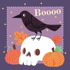 Text: "Boooo". Illustration: Eine Krähe auf einem Schädel, umgeben von Kürbissen und Herbstblättern vor lila Hintergrund.