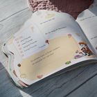 Kinderbuchseite mit Fragen: "Ich kenne dich seit", "An dir mag ich besonders". Illustration eines Mädchens mit Essen.