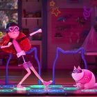 Ein Mädchen und eine Katze mit Brille tanzen auf einer leuchtenden Tanzmatte in einem bunt dekorierten Raum.