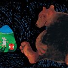 Illustration: Eine Maus mit rotem Apfel trifft auf einen großen braunen Bären. Dunkler Hintergrund mit blauen Mustern.