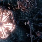 Eine Raumstation im Weltraum mit hell beleuchteten sechseckigen Plattformen und einem Astronauten, der im All schwebt.