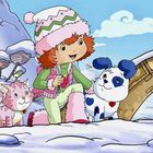 Ein fröhliches Kind in Winterkleidung, begleitet von einer rosa Katze und einem blau-weißen Hund, in einer verschneiten Landschaft.