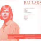Text: "BALLADS", Trackliste von Lorenz Widauer und Philipp Schiepek, Angaben zu Produktion und Aufnahme. 

Darunter ein Mann in rotem Ton.