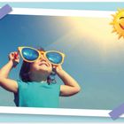 Kind in blauem Shirt mit riesiger, gelber Sonnenbrille. Smiley-Sonne oben rechts, lila Klebeband an Ecken.