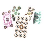 Fünf Spielkarten mit Fußballmotiven, Gesichtern und Zahlen. Jede Karte zeigt verschiedene Symbole.