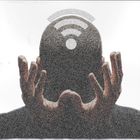 Ein Kopf mit einem WLAN-Symbol auf der Oberseite, Hände seitlich haltend. Es ist eine Illustration.