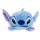 Ein blaues Plüschtier mit großen Ohren und frechem Gesichtsausdruck.