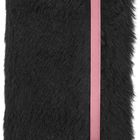 Ein flauschiges schwarzes Notizbuch mit rosa Gummiband und Lesebändchen.