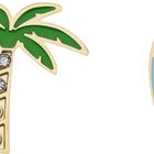 Eine Illustration zeigt einen Palmenanhänger und ein surfbretförmiges Schmuckdesign mit glitzernden Steinen.