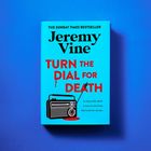 Titel: "TURN THE DIAL FOR DEATH". Oben steht "THE SUNDAY TIMES BESTSELLER" und unten links ein Radio mit Blut.