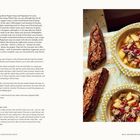 "PEPPERPOT SOUP" lautet die Überschrift. Rezept-Anleitung für sechs Personen. Auf Tischtuch zwei Schalen mit Suppe, zwei Brote.