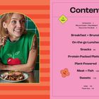 "Contents" listet Frühstück, Snacks, Platten, Pflanzlich, Fleisch+Fisch. Links Frau in grünem Pullunder mit Apfelmotiv vor grünem Hintergrund.