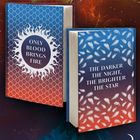 Zwei Bücher. Eines: „ONLY BLOOD BRINGS FIRE“ umgeben von Flammenmotiv. Anderes: „THE DARKER THE NIGHT, THE BRIGHTER THE STAR“.