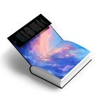 Ein geöffnetes Buch zeigt eine Illustration eines farbenfrohen Himmels; eine schwarze Seite enthält poetischen Text.