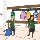 Kinder in Schuluniformen interagieren fröhlich miteinander. Eine Erwachsene zeigt auf Haken mit bunten Taschen.