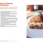 „Ham & Cheese Croissant“ Rezept mit Zutaten und Anleitung links; rechts ein Croissant mit Käse, Schinken und Kräutern.