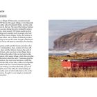 Links Text über Dunbeath und Umgebung, rechts ein rotes Boot auf Gras vor einer Küste mit Klippen und einem weißen Gebäude.