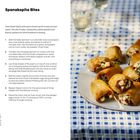 Titel: Spanakopita Bites. Rezepte, Zutaten und Zubereitungsschritte für ein Gericht mit Spinat, Feta und Teig. Links Text, rechts gefüllte Teigrollen auf Teller.