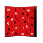 Keine Texte. Illustration: Schreibmaschinen, Bücher, Hüte, Totenschädel, Messer und Rosen auf rotem Hintergrund.