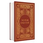 Goldener Text auf rotem Hintergrund: "NO FEAR. ONLY FURY." Verziert mit kunstvollen goldenen Mustern und Symbolen.