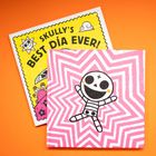 "Skully’s Best Día Ever!" steht in gelber Schrift. Eine fröhliche Skelettfigur vor rosa Zickzackmuster.