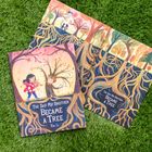 Zwei Kinder, ein Baum im Vordergrund, mit dem Text: "The Day My Brother Became a Tree" von Xin Li, auf Gras liegend.