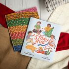 "STORY RUG" steht in großen Buchstaben auf einem illustrierten Buchumschlag, umgeben von spielenden Kindern.