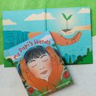 "My Papi's Hands" in roter Schrift. Illustration: Hände halten ein Gesicht, im Hintergrund eine Pflanze in Hand.