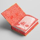 Text auf dem Einband: "BEWARE THE MONSTER. BEWARE THE G..." Rote, kunstvolle Verzierung, geöffnetes Buch mit Rose.