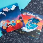 "The God of Sleep" ist der Titel. Illustrationen zeigen schlafende Figuren und eine blau gekleidete Gestalt mit wallendem Haar.