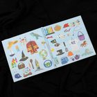 Text: "KINDERARTISTRY: GET READY". Eine bunte Illustration mit verschiedenen Objekten wie Spielzeug, Kleidung und Werkzeugen.