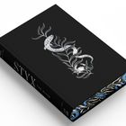 Der Buchdeckel zeigt "STYX The River" und "Nikita Gill". Ein Fischmuster schmückt den schwarzen Einband.